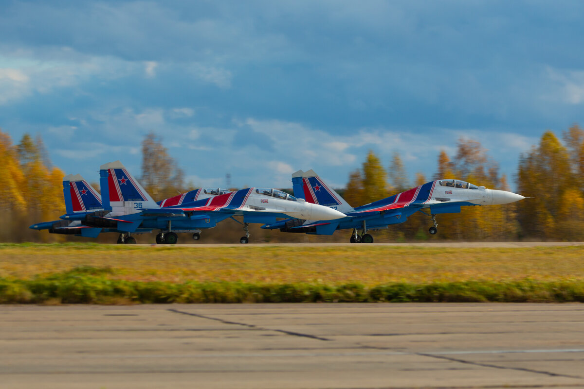 Взлет тройки истребителей Су-30СМ "Русские Витязи"