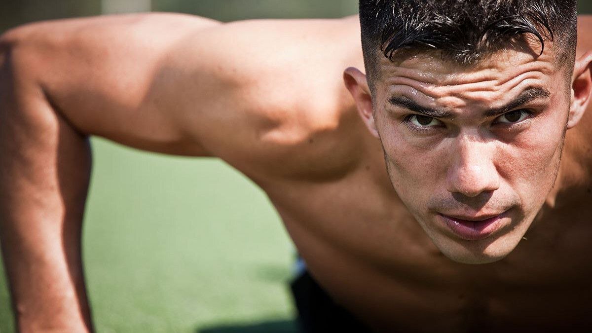 Спортсмен на пробежке. Уверенность тренировка. Спортсмены. Спортивные упражнения. Уверенность тренировка.