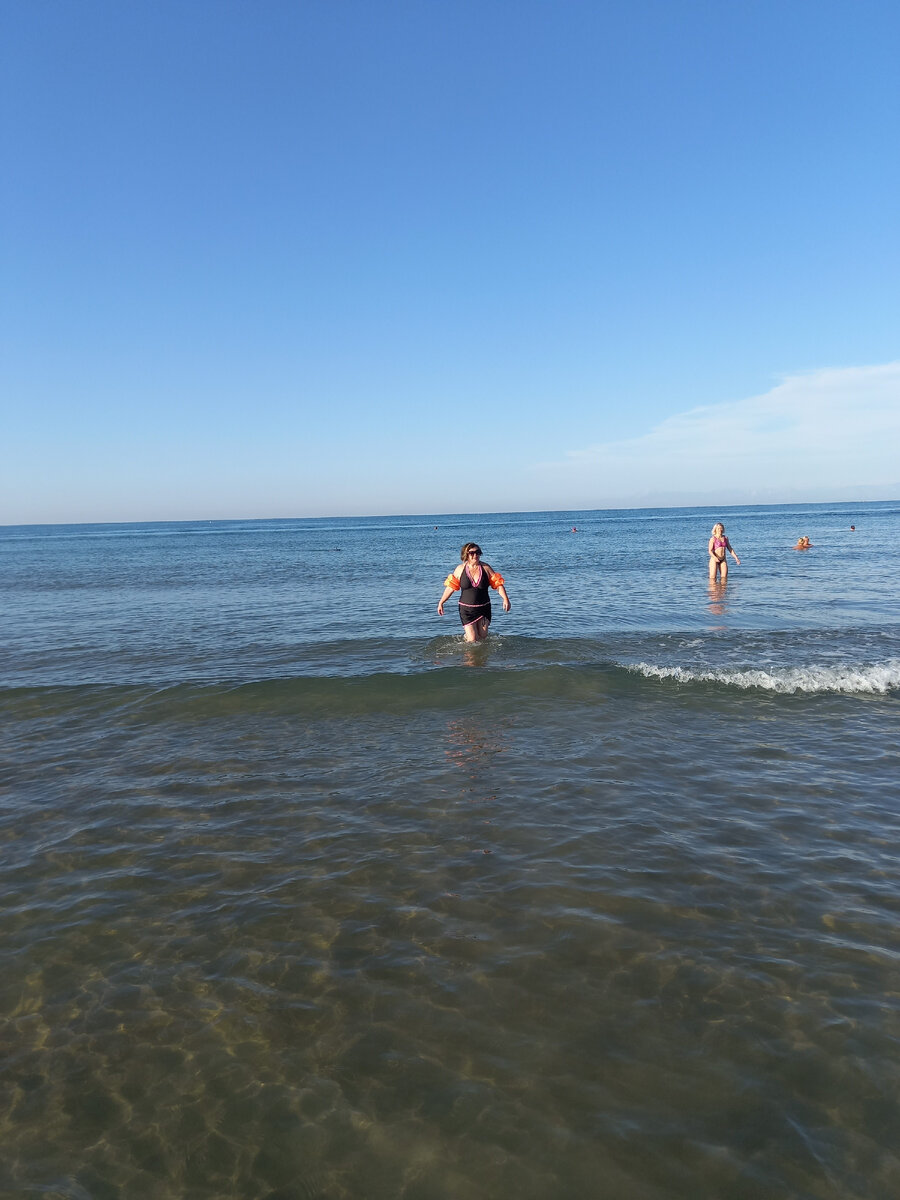 Я-дама в возрасте и не умею плавать ( купаюсь в детских надувных нарукавниках), даже когда в море долго мелко и вход по песку.