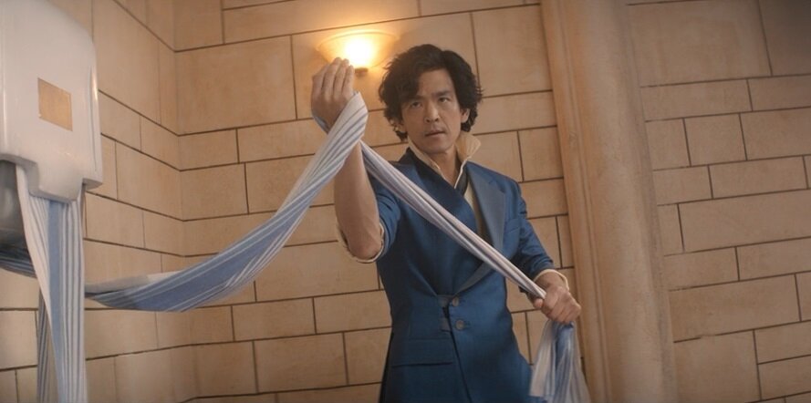 Они не удержались от этой отсылочки, когда противника манят пальцами. Вроде бы, отсылка к Брюсу Ли, потому что за аналогичным были замечены Нео и Морфеус у Вачовски и, кажется, Пэй Мэй у Тарантино в "Билле". Но могу ошибаться. В любом случае, этот жест киношники очень любят пихать в кадр.