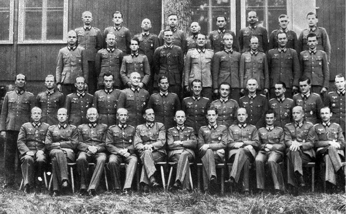 Офицеры 12 отдела Генштаба Вермахта «ФХО» (Fremde Heere Ost Фремде Хеере Ост — «Иностранные армии на Востоке», которые позже станут основным составом "Организации Гелена"