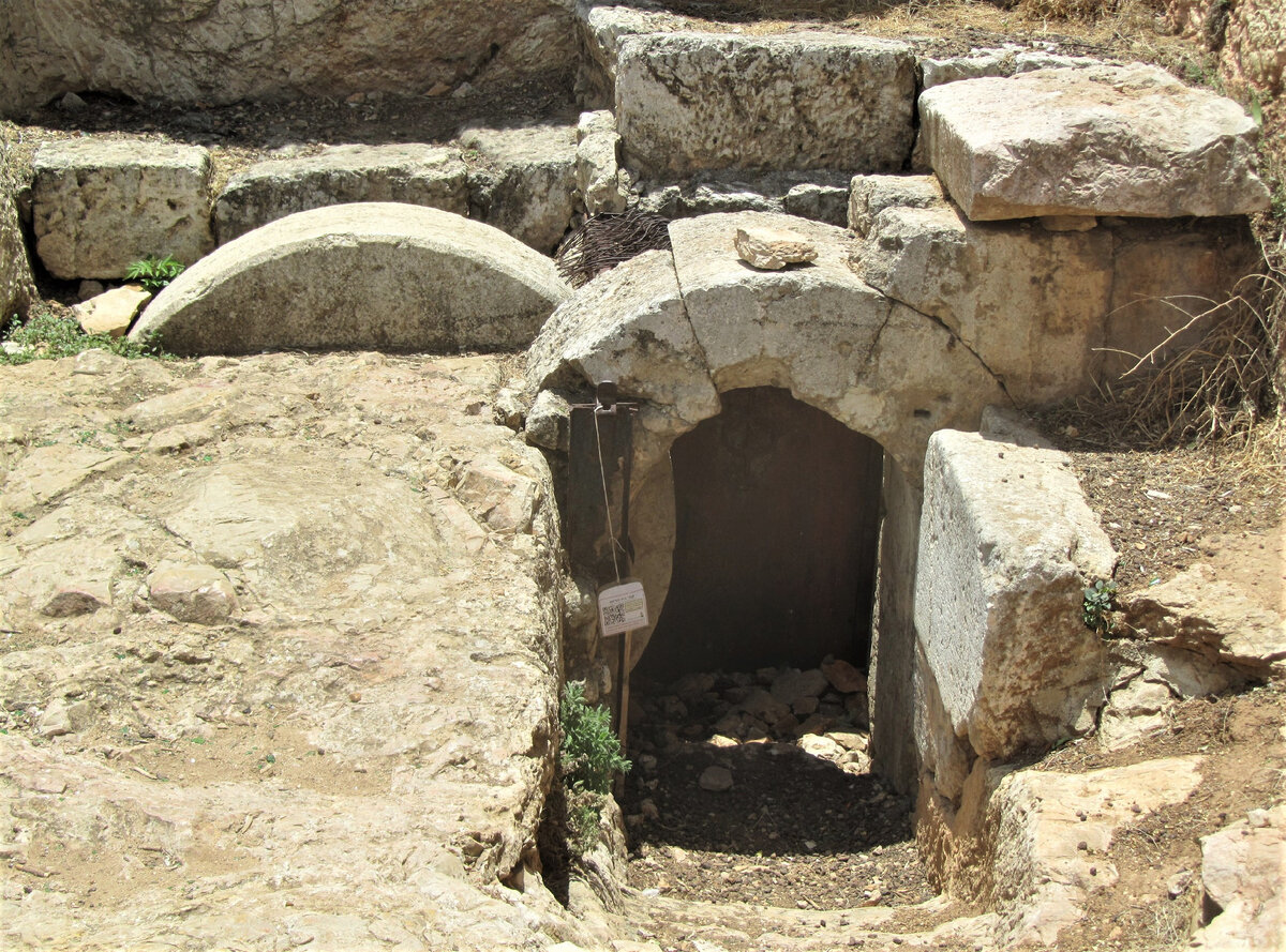 Гробницы. Фотографию каменных львов у входа в гробницу. Гробница иисуса христа. Пасха гробница иисуса христа. Могила иисуса христа в иерусалиме.