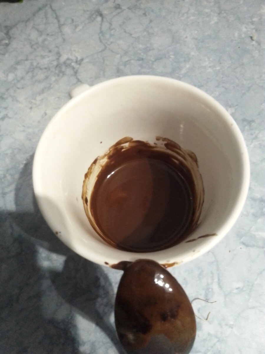 Доброго дня всем! Как то с женой сидели с утра наслаждались растворимым кофе.Я ей и говорю растворимый опостылил( у нас была ещё русская кофеварка но время вспять не воротиш перестала работать).Хотся конечно ароматного напитка но пока домашний ремонт поедает основную часть денежных масс на кофеварку пока нет.Я поразмысли ведь растворимый кофе подвергается разнообразной обработке,а что если на него воздействовать механическим усилием.Насыпал в чашку ложку кофе добавил чайную ложку воды и размешивал2 мин.Невероятно но из чашки пошел запах свежесвареного кофе!Когда залил туда китяток и размещал с сахаром получился тот самый сваренный кофе! Попробуйте не пожалеете.