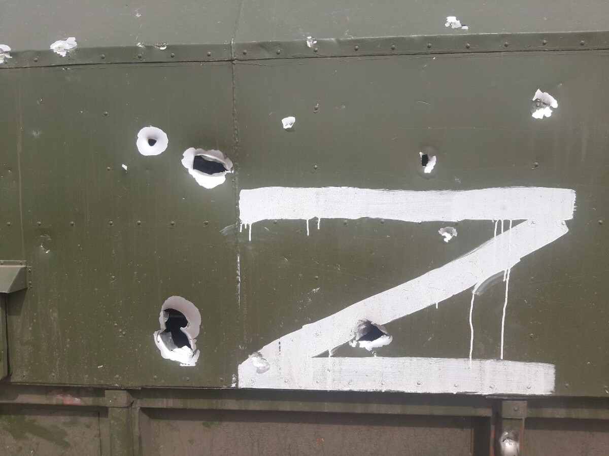 Побывали сегодня в зоне БД, посмотрели, пообщались с народом, передали ваши письма. Спасибо всем, кто написал, бойцов очень тронуло, что на большой земле о них помнят и переживают.  На фото машина РЛС после прилёта РСЗО.  РЛС при этом осталась рабочей, сейчас на боевом дежурстве. 