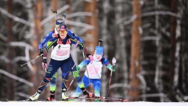    Екатерина Юрлова-Перхт на дистанции эстафеты 4x6 км среди женщин на чемпионате России по биатлону в Тюмени.© РИА Новости / Владимир Астапкович