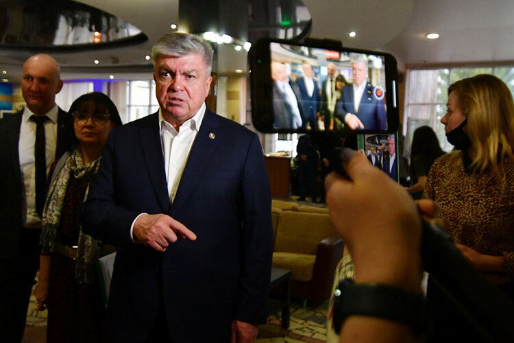 Наиль Магдеев: «Город на первом этапе сделал все, чтобы на хорошем организационном уровне встретить людей, которые многое потеряли, в том числе родных и близких… Они в непростом психологическом состоянии». Фото: «БИЗНЕС Online»