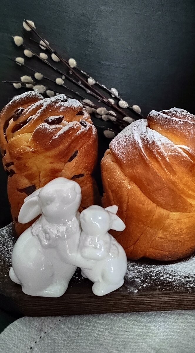 Из тех ингредиентов, что заявлены в рецепте, получаются три небольших куличика. Формочка должна быть примерно 10 сантиметров в диаметре. Можно использовать силиконовые, можно просто стаканчики из пергамента.