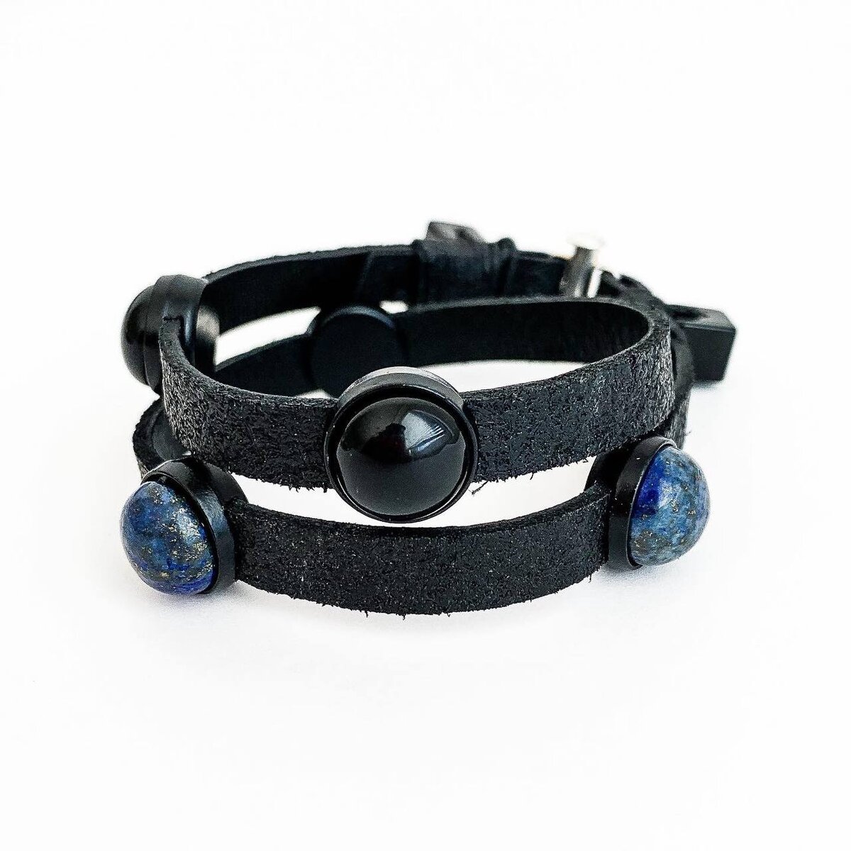 Лазурит - символизирует удачу, успех и благополучие. Он помогает воплощению планов и проектов, укрепляет дружбу. Лазурит – отличный помощник для всех, кто стремится к духовному развитию. Сама энергетика камня и его вибрации направляют все мысли и ощущения человека к божественному началу, рождая такие положительные эмоции, как любовь, уважение, милосердие. Лазурит считается камнем расширения, обучения, путешествий и всего нового. 
Чёрный агат – это самый сильный агат из всех видов данного камня. Привлекает финансовый успех, а также устраняет негатив, который источают завистники, конкуренты и недоброжелатели. Чёрный агат – чрезвычайно мощный оберег, который не только перерабатывает негатив, но и укрепляет энергетическую защиту, ограждает от тёмных сил. Вы и не заметите, как прибавите в коммуникабельности и остроумии, избавитесь от раздражительности и нервозности. Камень надёжно стабилизирует психику, дарит умиротворение и покой.