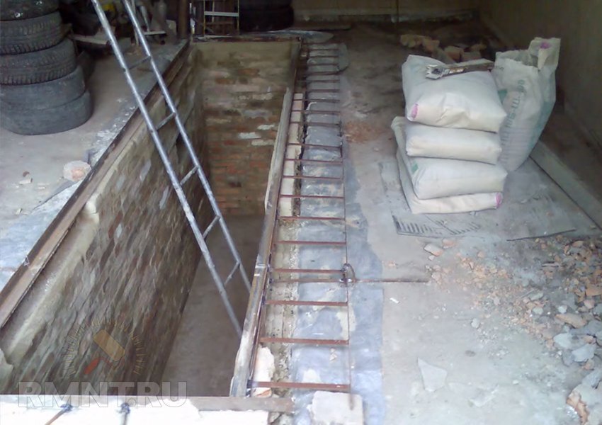 Смотровая яма в гараже из бетона