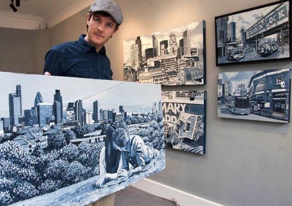 художник Ян Берии со своими работами.