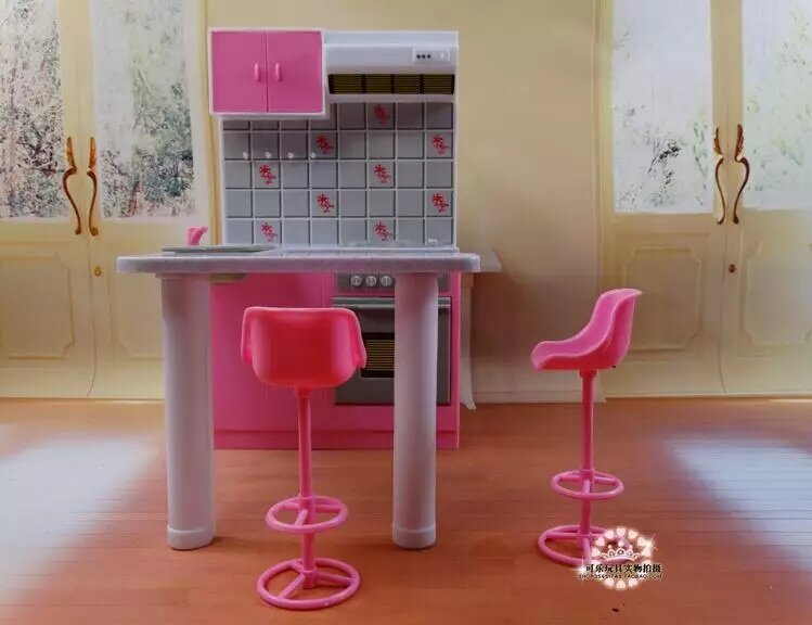 Кухня со странными стульями. Барби 90х на них не могли сидеть.