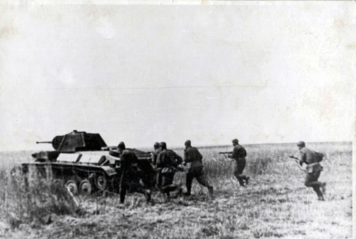 Атака под прикрытием танка, на Прохоровском поле /на заднике/