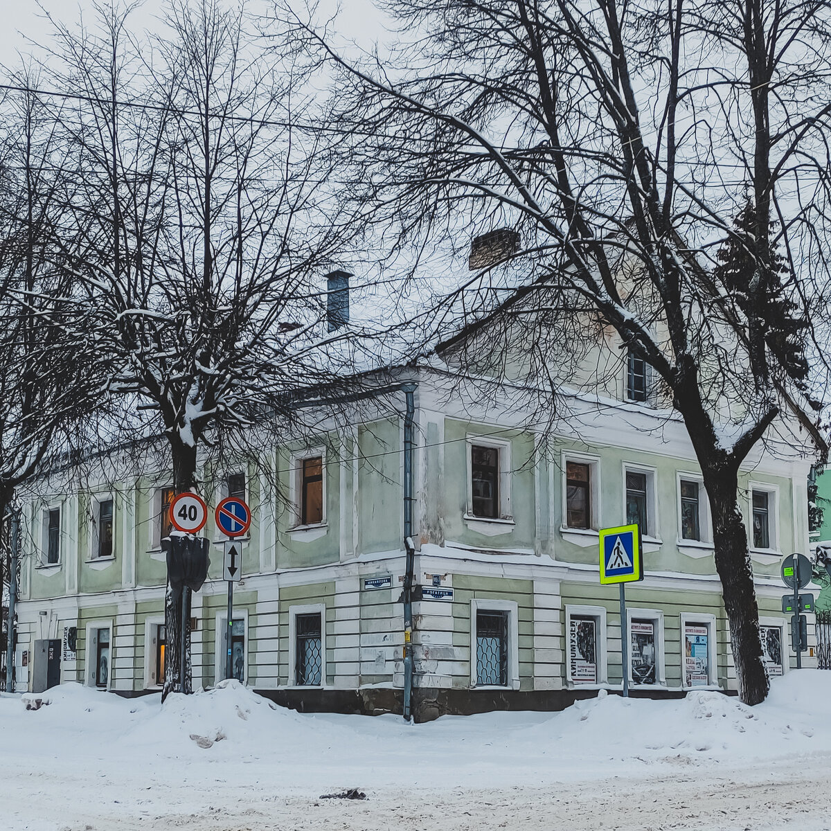Дело было еще зимой, поэтому на фото снег. Здание Киномузея находится на Торговой стороне на перекрестке улиц Рогатица и Михайлова в исторической части города.