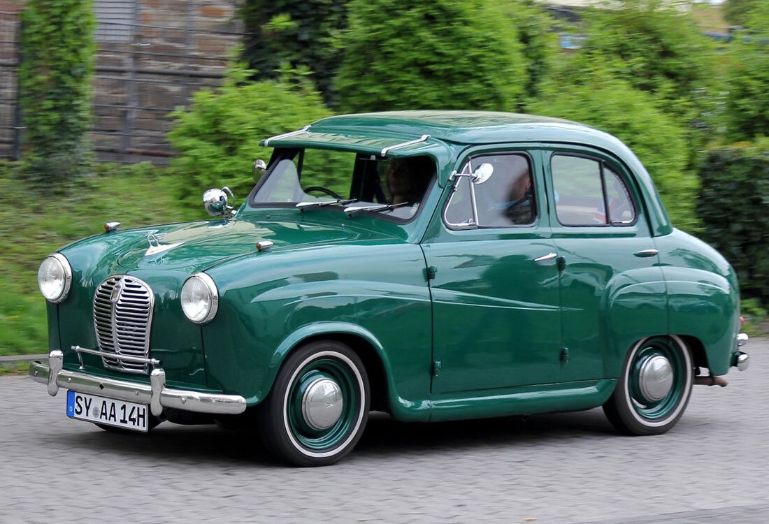 Дизайном Olympian Model 01 напоминает простой и дешёвый седанчик Austin A30...