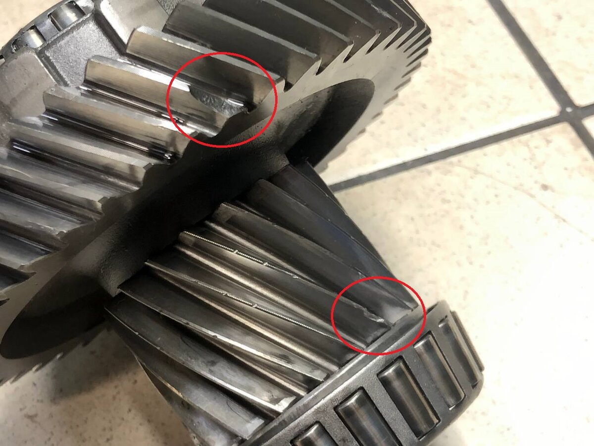 Побитые зубья трансферной шестерни 