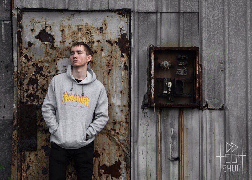 Первая фотосессия для магазина Неон шоп, была сделана примерно в 4:00 утра , где то далеко на заброшенном аэродроме в Хабаровске, встать рано в 2:00 , ради дела, было очень просто!