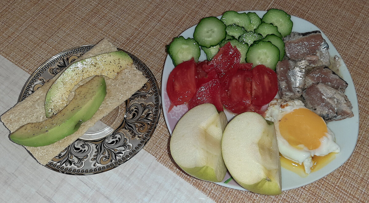 За кадром липовый чай с лимоном.