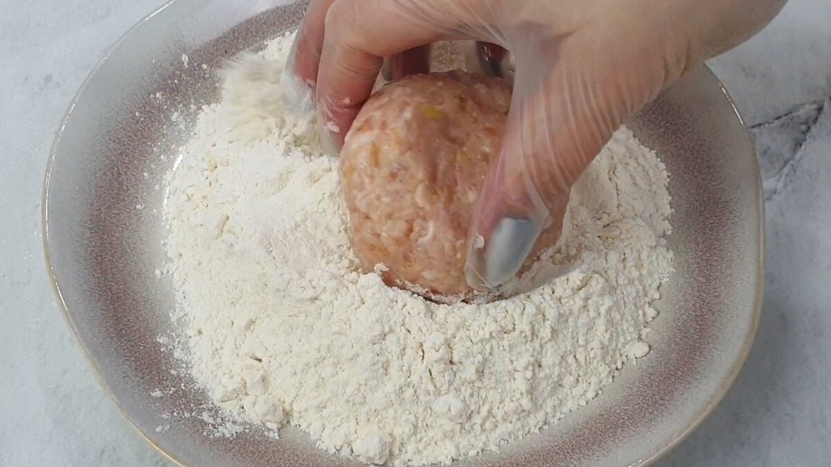 Кусочек сала. Можно в фарш добавлять соленое сало. Можно в фарш добавлять соленое сало. Сало соленое с чесноком. Плесень на соленом сале.