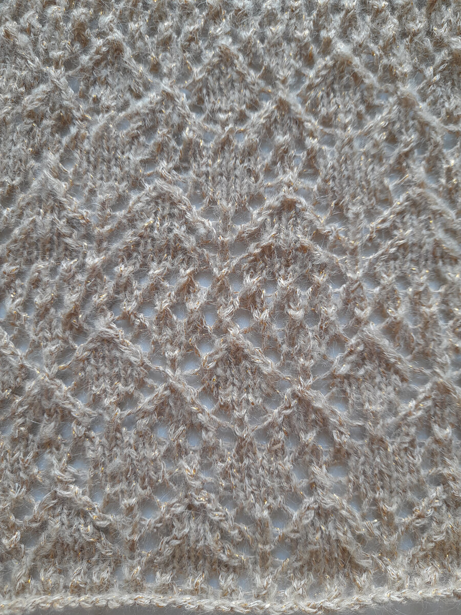 Связано на сп. номер 3,5 из пряжи кидмохер с добавлением люрекса, примерный метраж 380-400 м в 100 гр. 😊