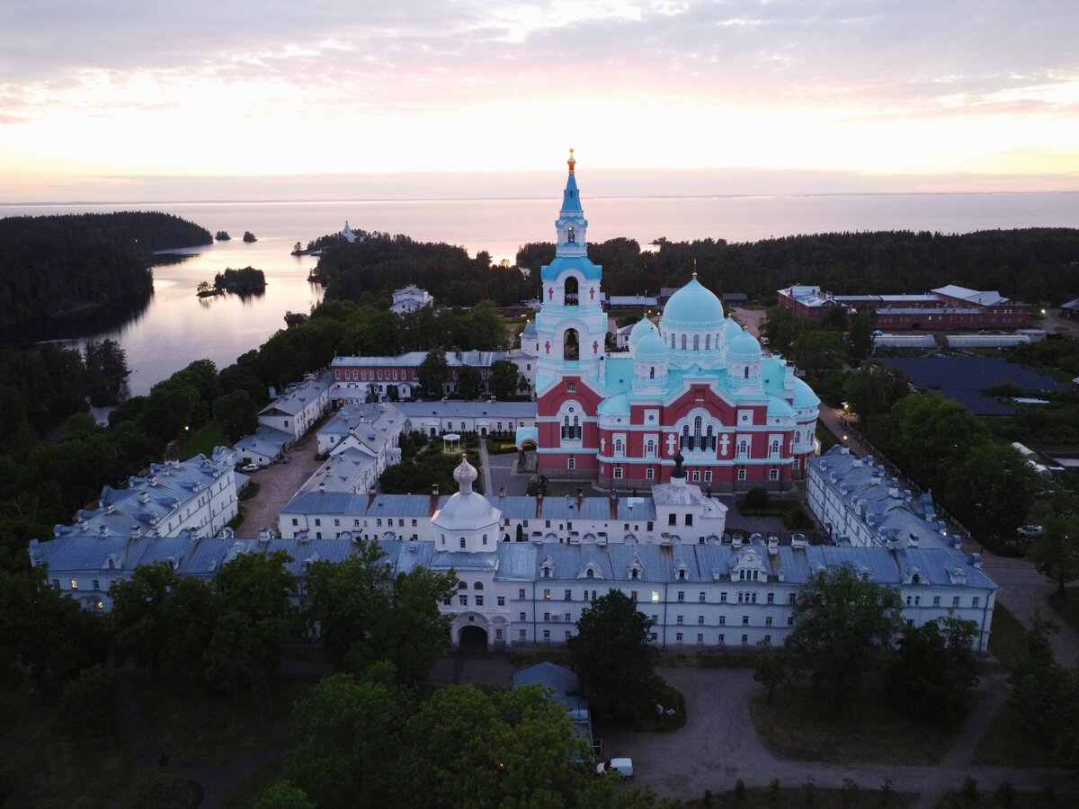 Вид на Спасо-Преображенский Собор и монастырь с дрона на закате.