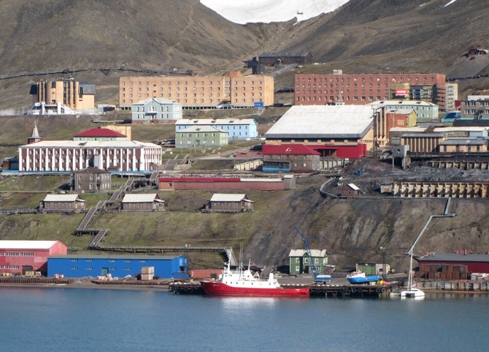 Вид на российский посёлок Баренцбург, расположенный на архипелаге Шпицберген. 