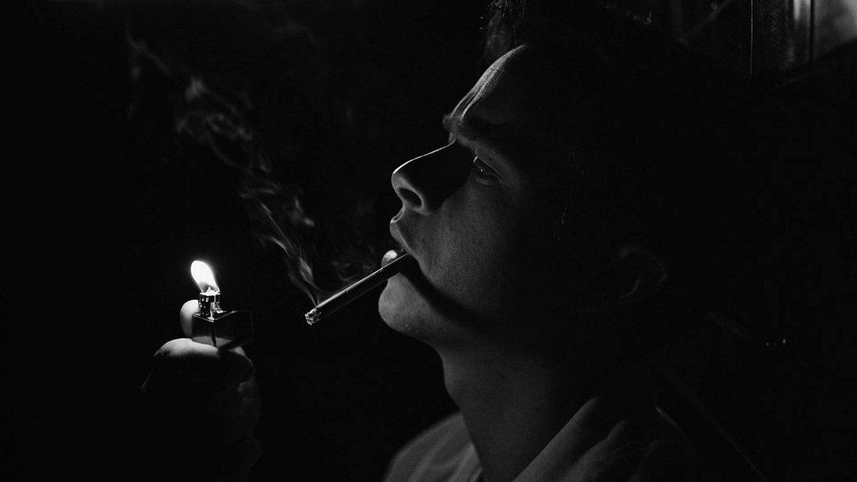 Мужик в темноте с сигаретой