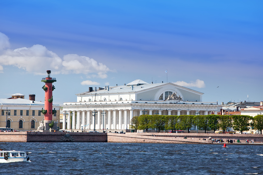 Стрелка Васильевского острова и Ростральные колонны, Санкт-Петербург. Фотография: Константин Куликов / фотобанк «Лори»