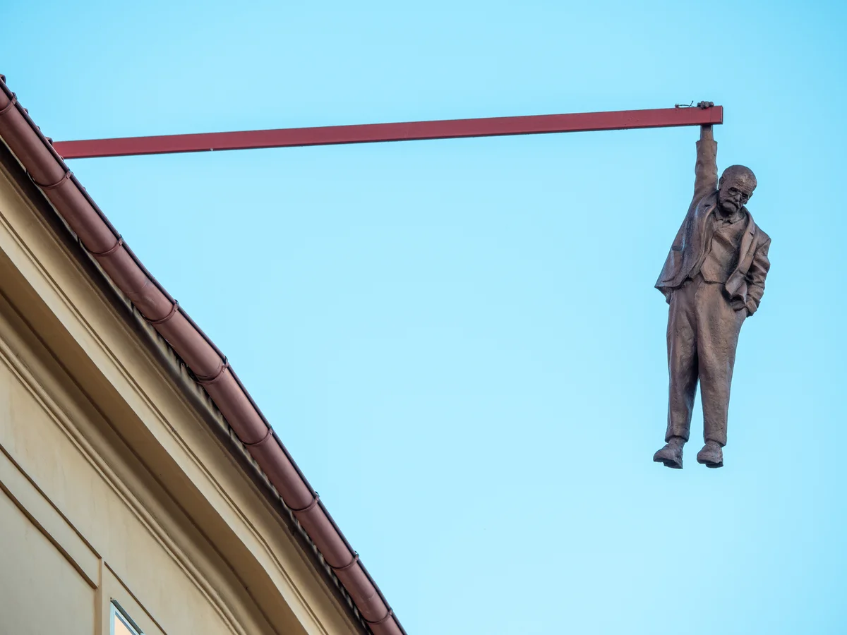 Над его людьми висит. Памятник Зигмунду Фрейду в Праге. Памятник Зигмунду Фрейду, Прага, Чехия. Скульптура Зигмунда Фрейда в Праге. Висячая статуя Фрейда Прага.