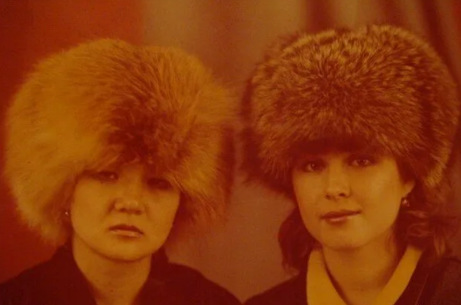 Модные шапки 90