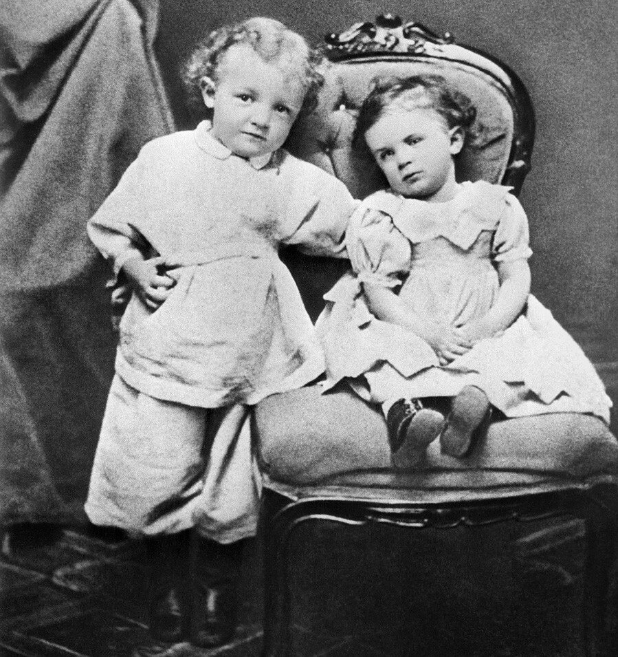  С сестрой Ольгой в 1874 году в Симбирске
