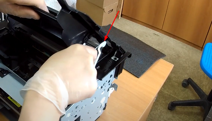 Фото 44. Расположение другого винта, крепящего заднюю крышку