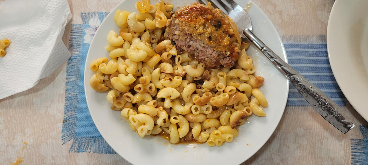 Макароны и тефтелька