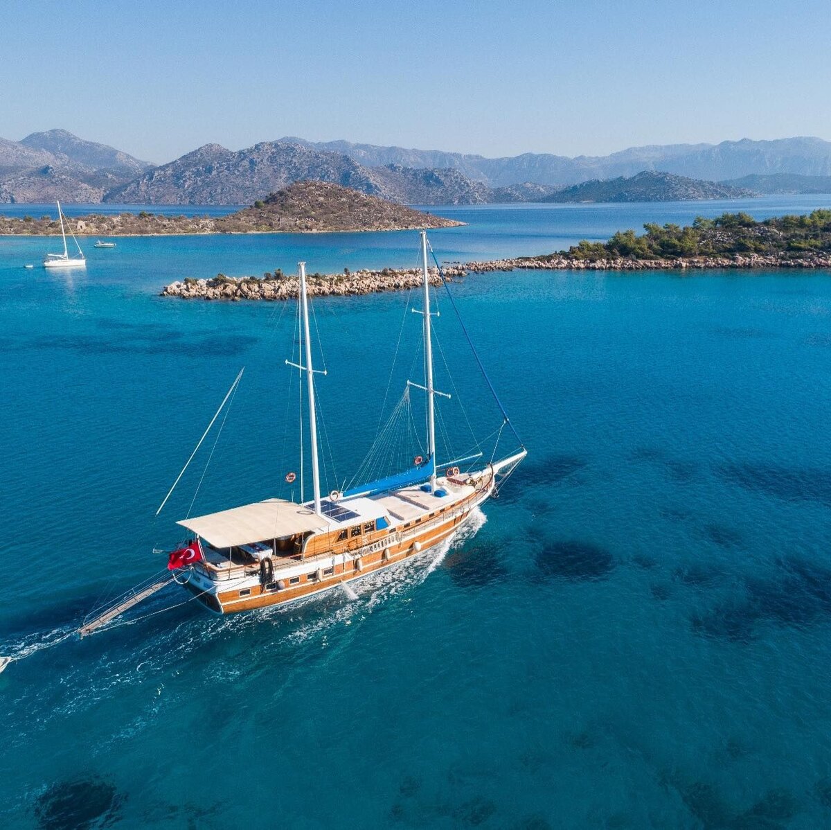 Экскурсионный кораблик для прогулок в море. Фото из интернета.