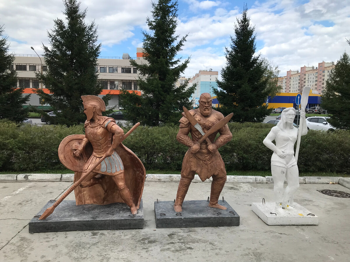 Наши российские пенсионеры похожи на эти скульптуры...  Всегда готовы.