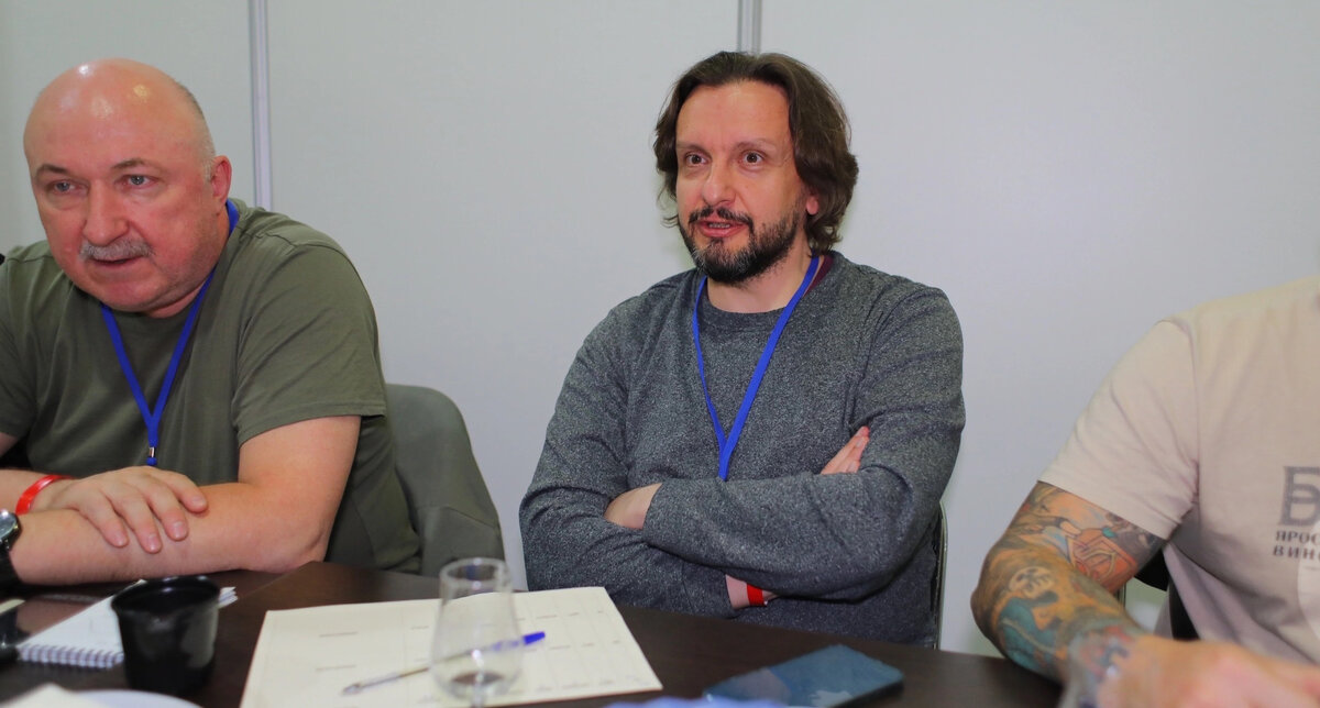 Автор в процессе судейства и обсуждения конкурсантов