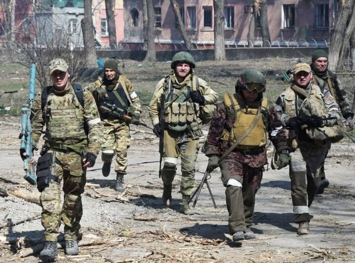 Военные Союзных сил в Мариуполе, весна 2022 года. Фото: Илья Питалев.