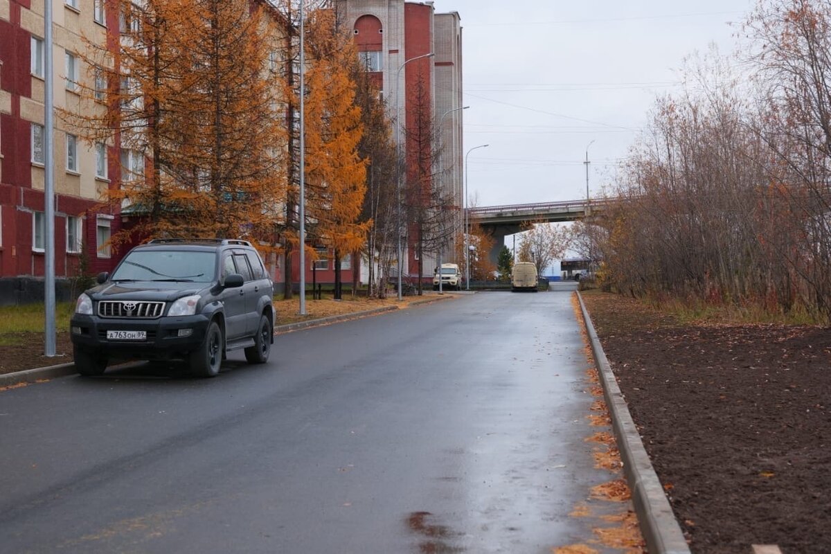    В Новом Уренгое завершается сезон дорожных работ