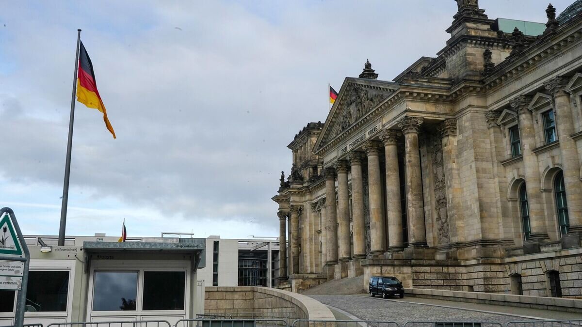    Пустая улица перед зданием Рейхстага в Берлине во время карантина, введенного в связи с коронавирусом© РИА Новости / Нэнси Сисель