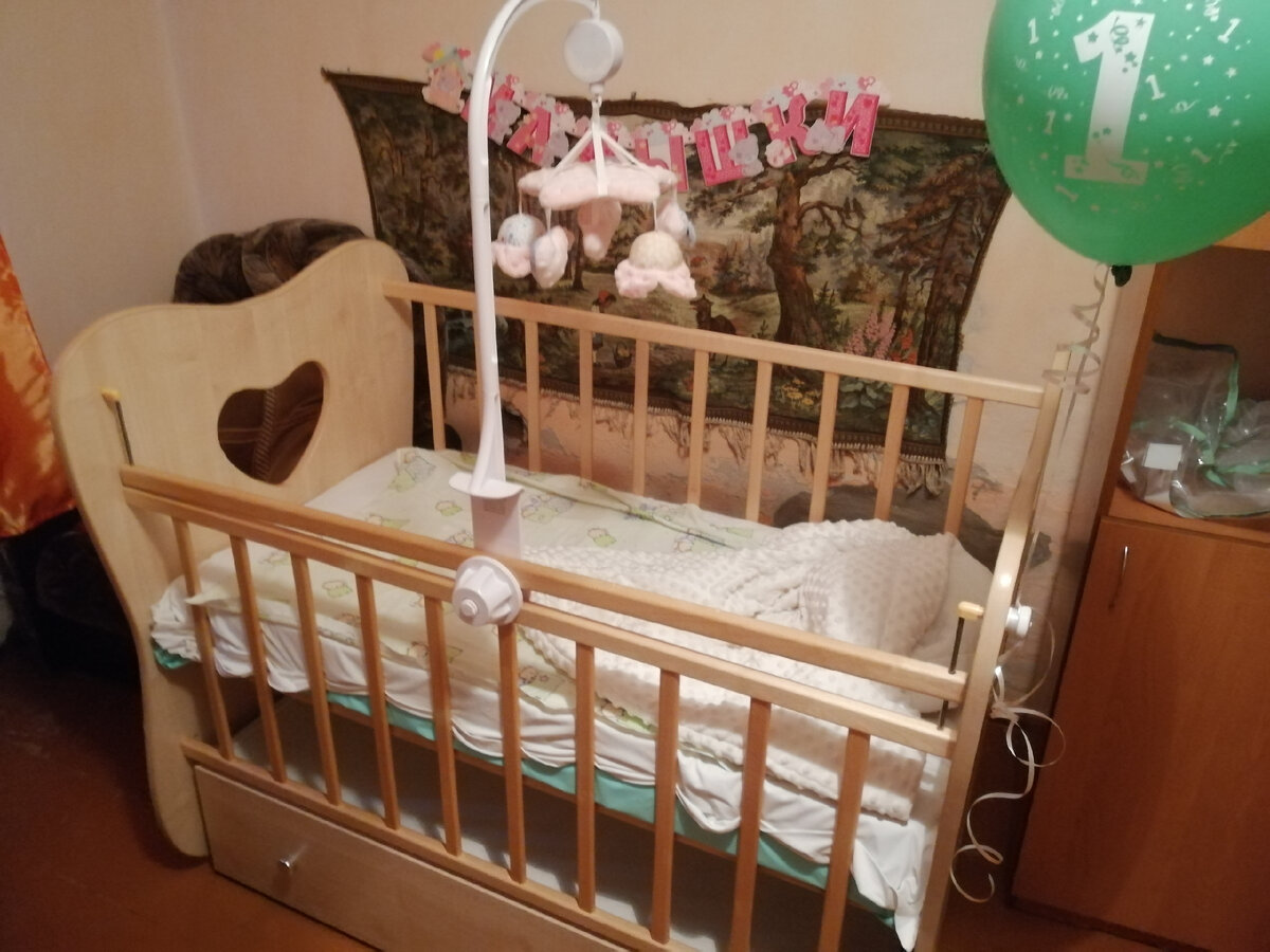 Мобил тоже подарили