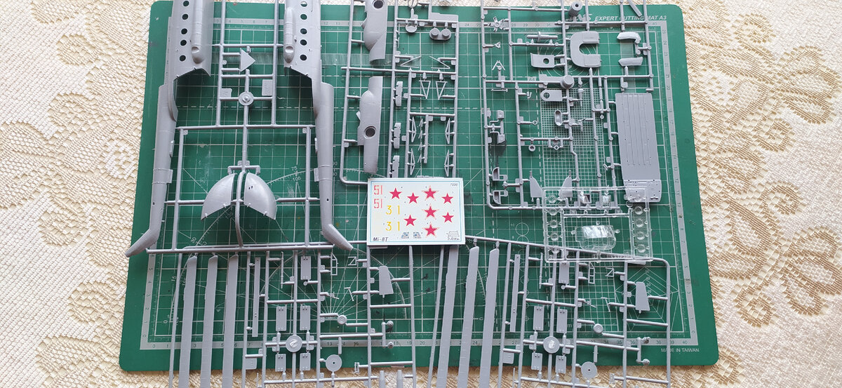 Как видите на фото: набор не очень сложен для восприятия и сборки. И, вместе с тем, есть комплект декалей