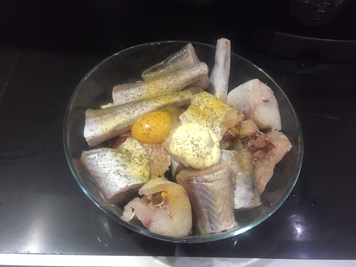 Рыбка, яйко, майонез, перец и адыгейская соль (совместила соль и приправы)