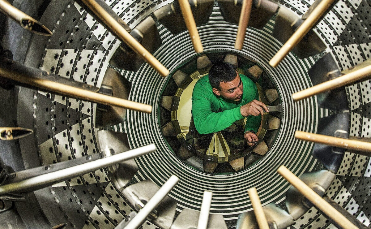    Туристам было бы лучше летать на новом МС-21, считают в «Ростехе». Но приходится терпеть Airbus и Boeing