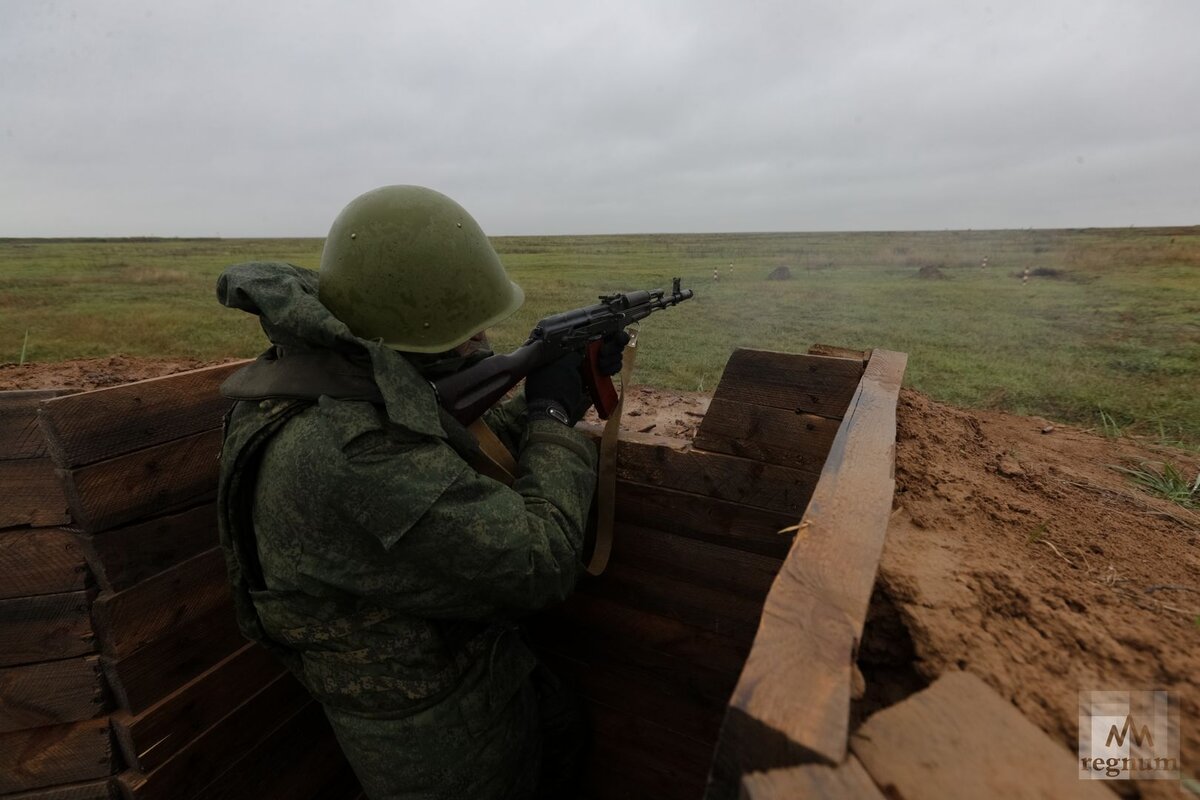 всу донбасс армия в окопах. солдаты на полигоне. отрывка окопа для стрельбы лежа. боевая стрельба. окоп на полигоне.