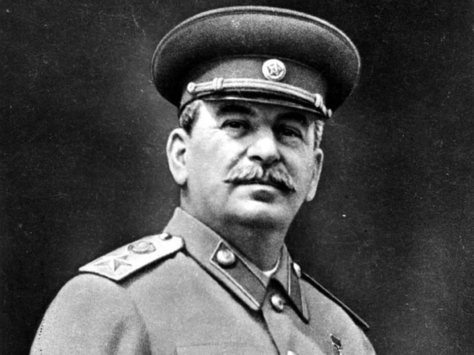     Иосиф Сталин всем алкогольным напиткам предпочитал вина.