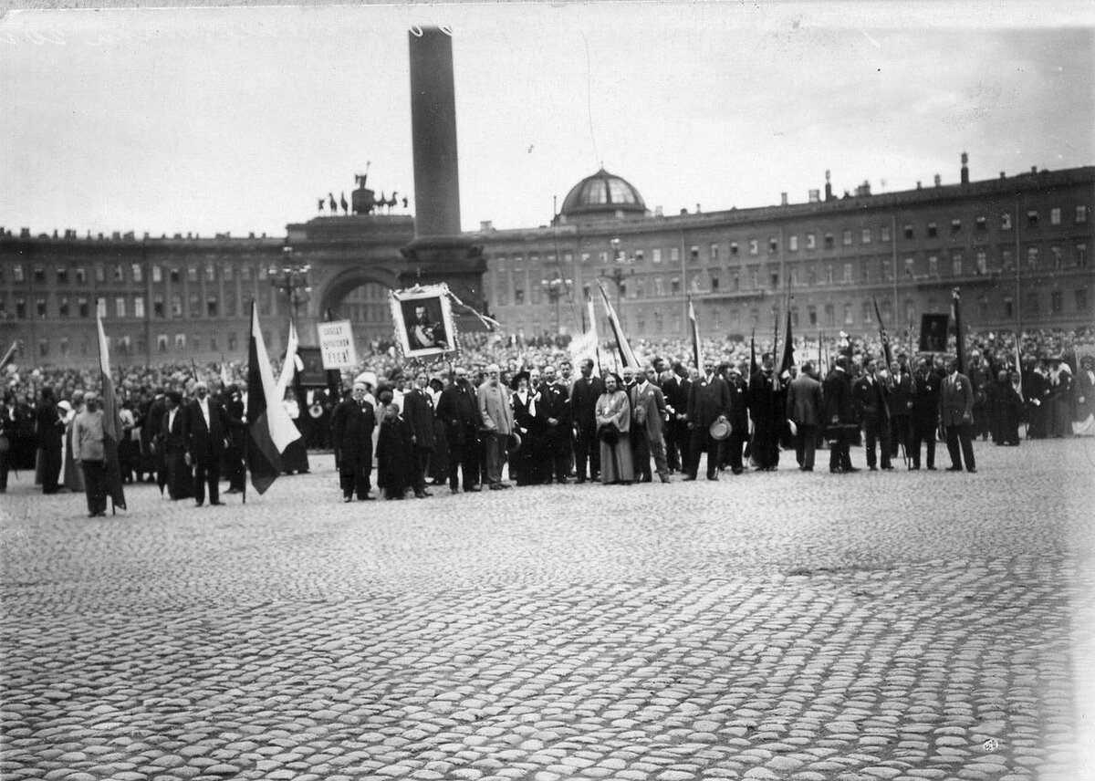 Мировой манифест. Манифестация на Дворцовой площади 1914. Дворцовая площадь объявление войны 1914. Дворцовая площадь 1 августа 1914 г. Дворцовая площадь 1914 Манифест об объявлении войны.