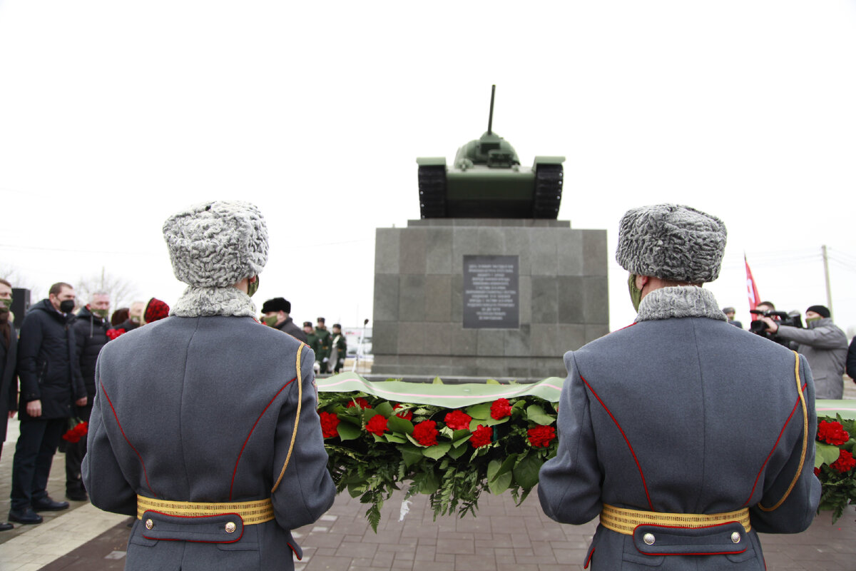 "Челябинский колхозник" на постаменте