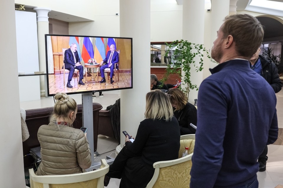     Трансляция встречи президента РФ Владимира Путина и премьер-министра Армении Никола Пашиняна в санатории "Русь". Фото: Сергей Бобылев/ТАСС