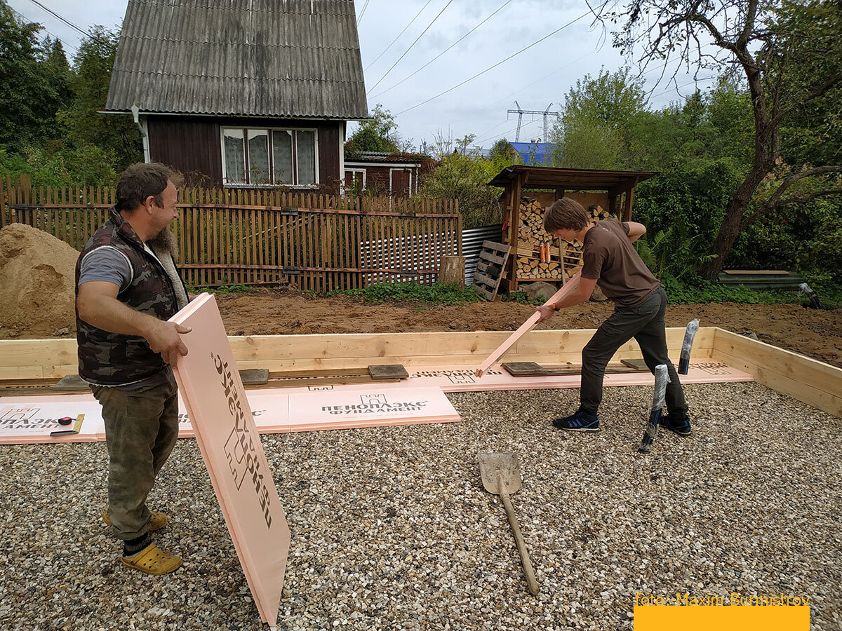 На заднем плане виден соседский дом, покрытый шифером. Мха на нем нет, но грибок пятнами исчернил всю кровлю, внешний вид испорчен.