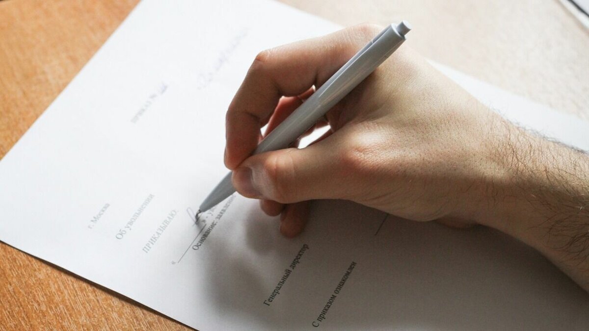     Чиновник ушел с поста в связи с семейными обстоятельствами. Мэр подписал увольнение.