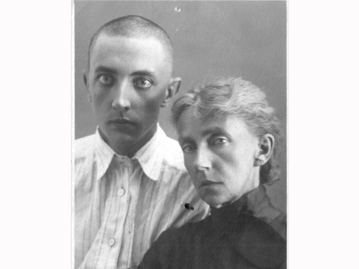     Николай Любимов с матерью. Предоставлено пресс-службой ГМИРЛИ.